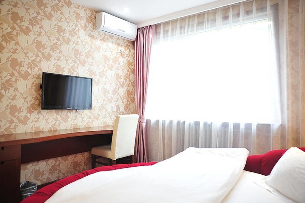 East Sacred Hotel Beijing Bagian luar foto